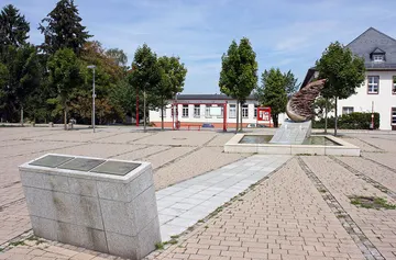 1024px-Denkmal_Platz_der_Weißen_Rose_Marburg.jpg