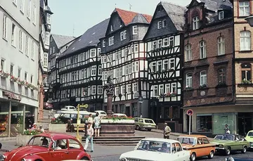 1024px-Marburg_Marktbrunnen_1972.jpg