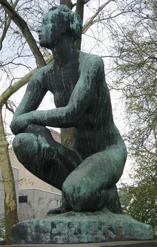 800px-Georg-kolbe-kauernde-frontal-klein.jpg