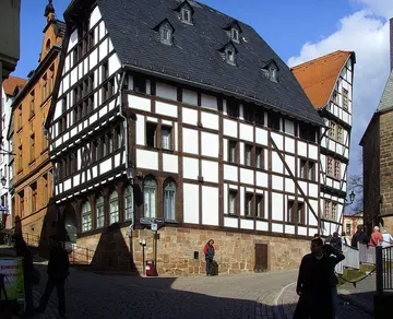 800px-Marburg,_Fachwerkhaus_von_1321_(2).jpg