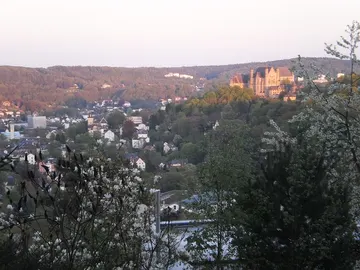 Marburger_Schloss_und_Innenstadt_im_Lahntal_im_Frühling_von_Emil-von-Behring_Pavillon_(Elsenhöhe_Marburg)_am_5._Mai_2016.JPG