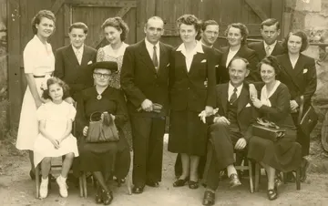 Mariage de Charles Boulay et Helène Grolier. Au premier rang à droite, Maxime Grolier (frère d'Hélène) et son épouse Jeanne. Sur la gauche Roland entourés de leurs trois filles Luce (1er rang), Jeanine et Paulette (près de Charles). Devant, Angèl