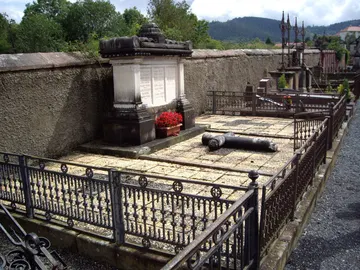 Caveau. Cimetière communal rive droite (Section B, N° 6)