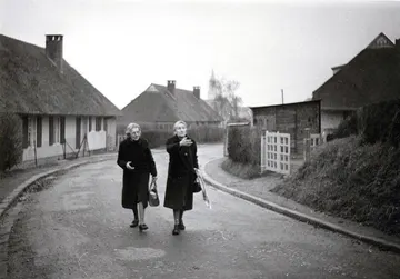 021-Les soeurs Touret  13-2-66 -1 / Les soeurs Touret, 16 rue de Suède